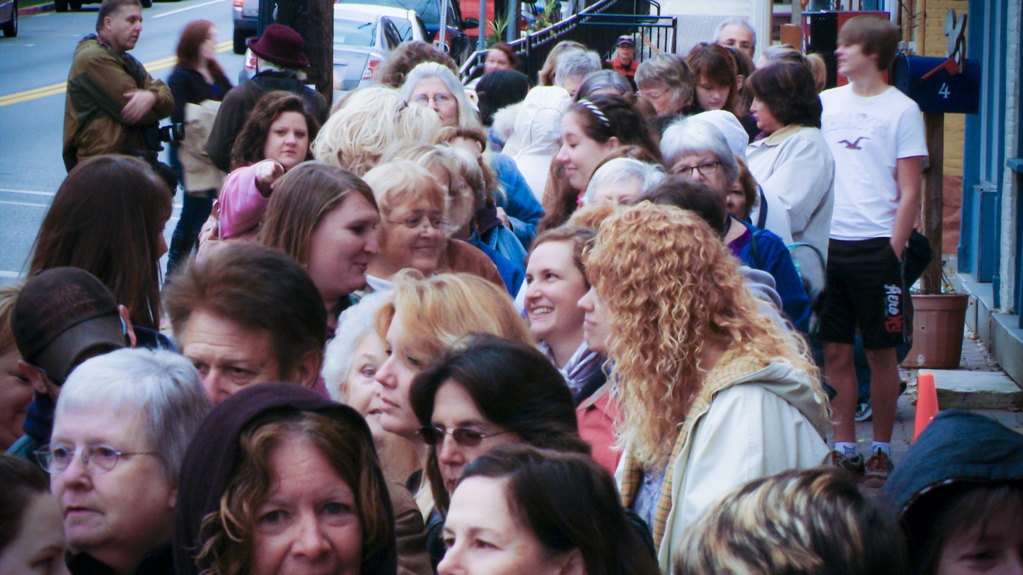 Crowd of Nora Roberts fans in Boonsboro.jpg