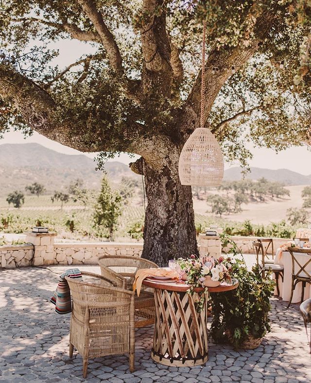 The sweetheart table 💛 (click the link in my bio for more of Nat + Lauren's Oyster Ridge wedding on the Wedding Standard Blog 👆)⁣⠀
.⁣⠀
.⁣⠀
.⁣⠀
PHOTOGRAPHY: @michellerollerphoto⁣⠀
LINENS: @latavolalinen⁣⠀
SPECIALTY RENTALS: @avenuetwelverentals⁣⠀
RE