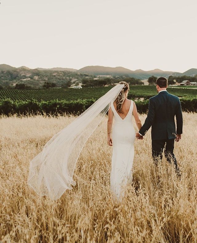 🌬✨🌾 .
.
.
PHOTOGRAPHY: @michellerollerphoto⁣
LINENS: @latavolalinen⁣
SPECIALTY RENTALS: @avenuetwelverentals⁣
RENTALS: @allaboutevents⁣
BAR: @copperandcrystal⁣
HAND LETTERING + SIGNAGE: @bow.and.arrow.design⁣
FLORAL DESIGN: @noonansdesigns⁣
CATERER