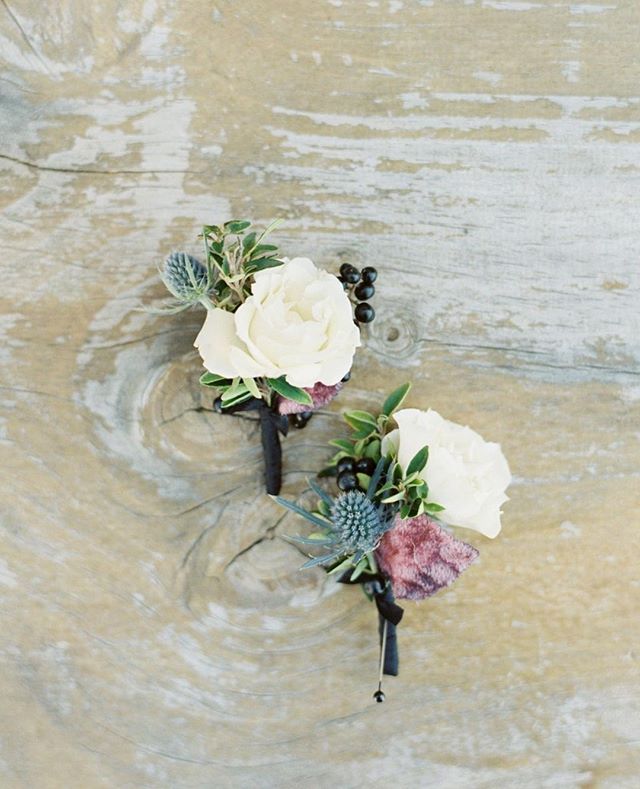 Are boutonnieres necessary? Maybe not. But they sure are cute, and they make the men folk feel special. Also, it gives them an excuse to tease me about accidentally stabbing them with the pins when I put them on 😉⁣
.⁣
.⁣
.⁣
Photography: @kelseaholde