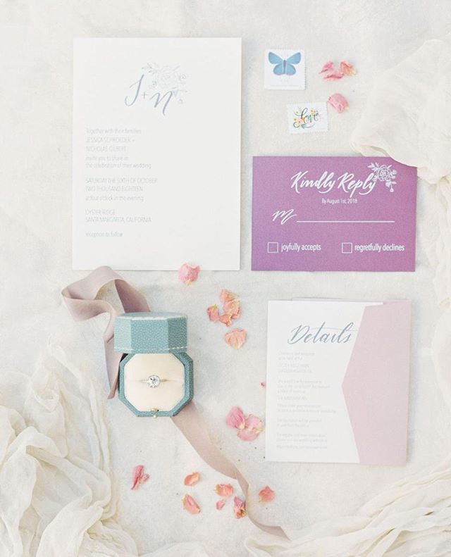 I loved planning this invitation suite with @bow_and_arrow_design 💌 I especially love the custom crest she designed, which we incorporated into other wedding details. Click the link in my bio for the full gallery and more shots of these beauties 👆⁣