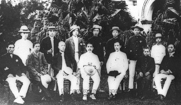 Sun Yat-Sen with the members of Tung Meng Hui. A young Nee Soon is seated on the right. Teo Eng Hock is seated 2nd from the left (source: Rojak Librarian ). 