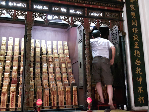 Cleaning of the ancestral tablet display cabinet before the Winter Solstice event.