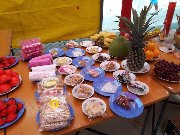 Red bean sweet, bananas, pineapples and grapes among many sweet offerings. 