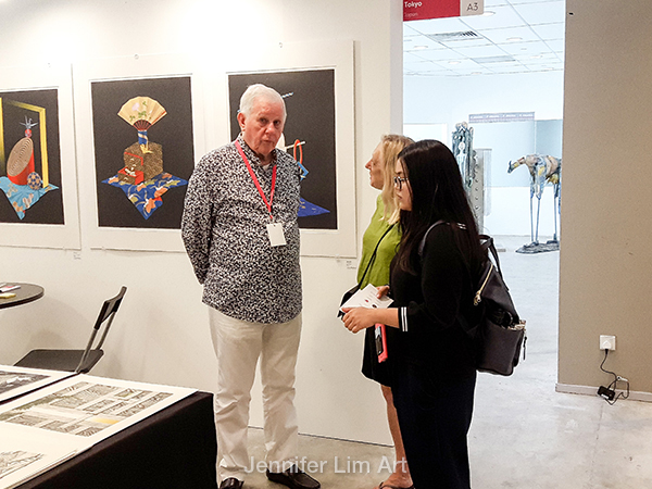  Gallery owner Mr. Tolman speaking about his selection of handmade prints by artists from Japan and abroad.&nbsp; 