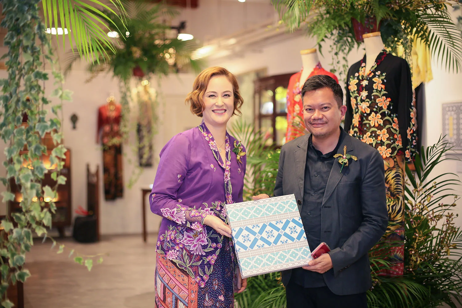 Presenting Deputy Director, Policy and Planning at Asian Civilisations Museum Baba John Teo with Diamond Arabesque