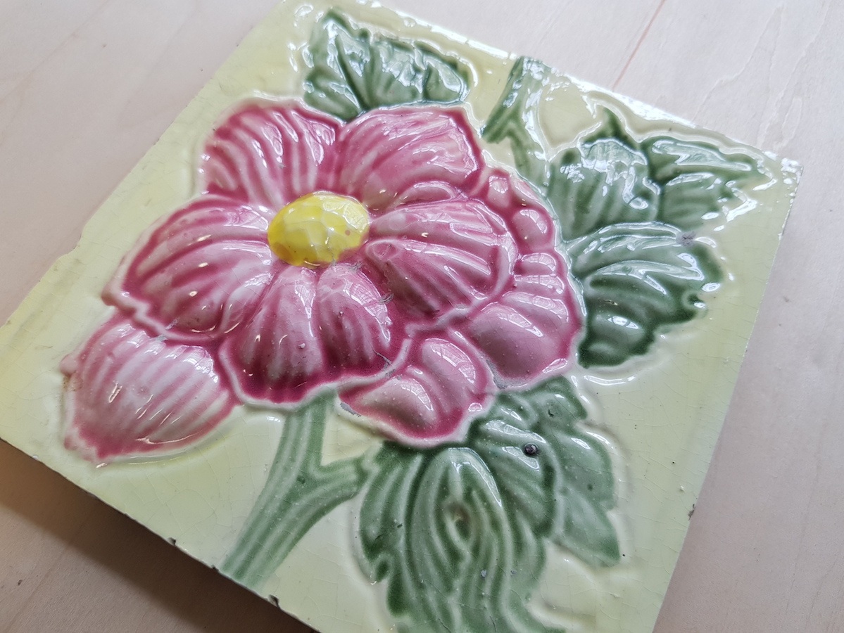 A very popular ‘high relief’ Japanese tile with English design origins