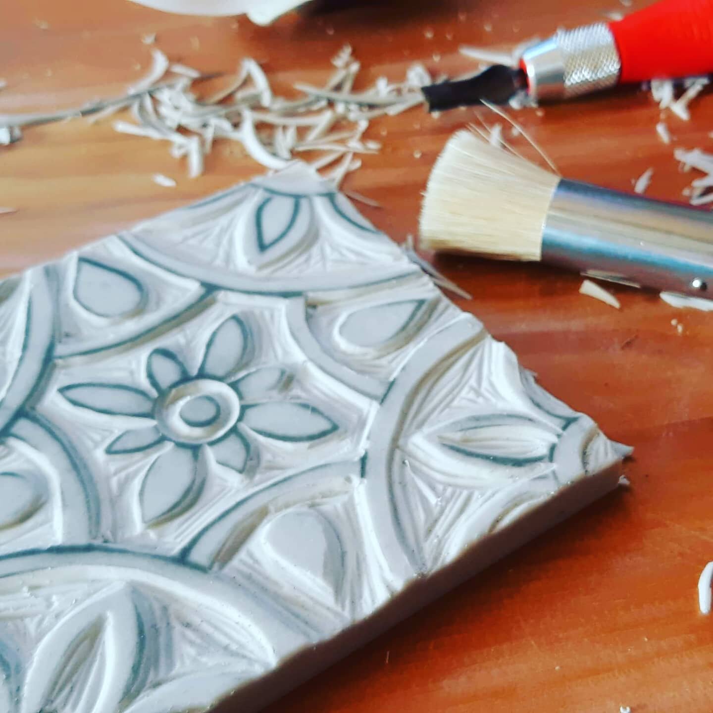 Carving can be so therapeutic! And creating blocks of the same size enables you to build up a 'library' of designs that you can use alone or in combination. 
So exciting to see the development of this lovely repeat block by Robyn of @bluestarfishdesi