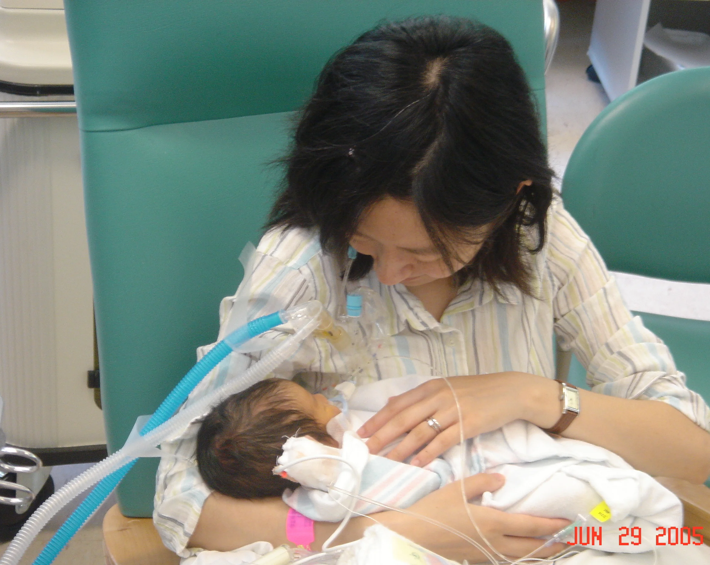 I was able to hold Harumi even though she was connected to a ventilator by a breathing tube, thanks to help from nurses in the NICU. 