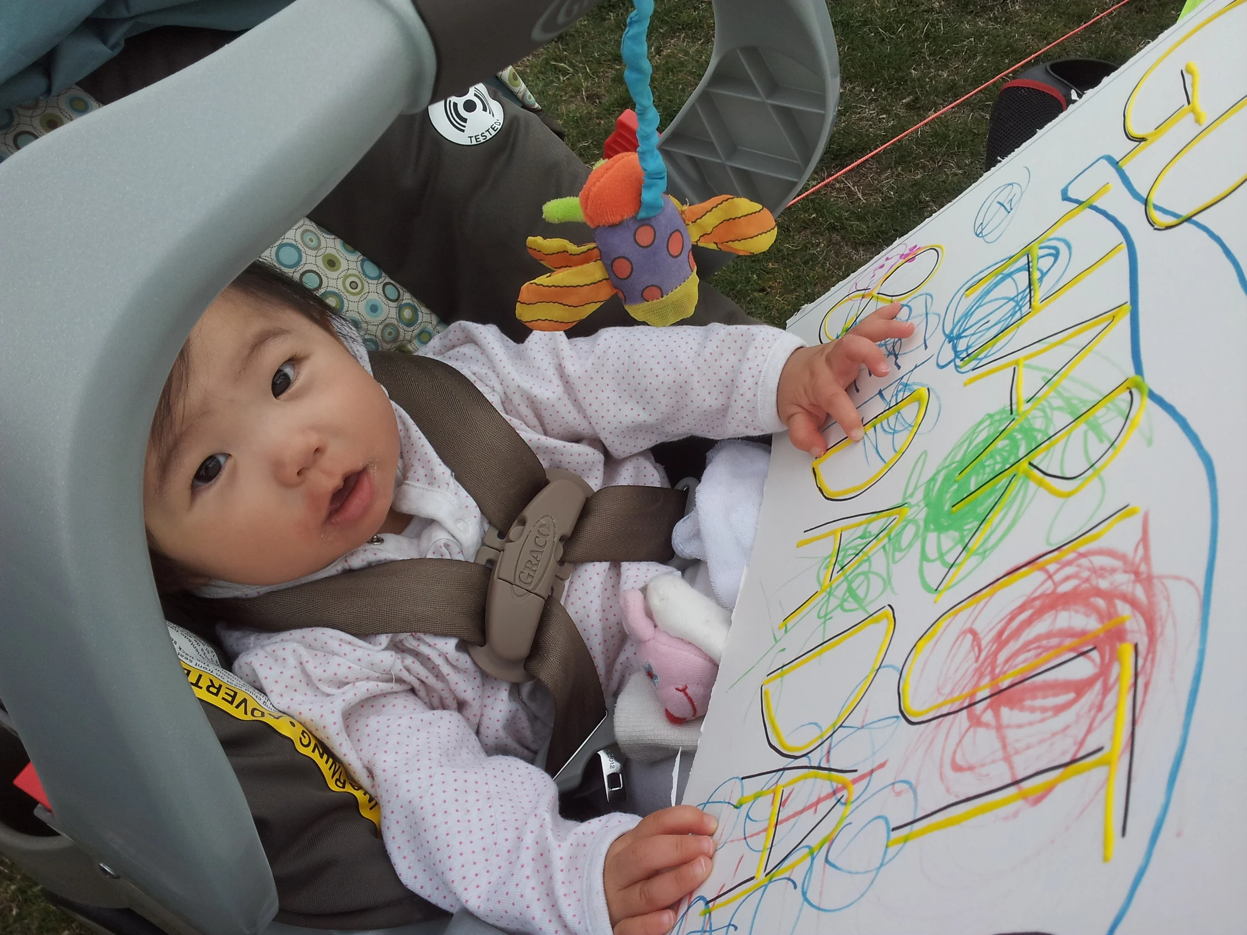 Little sister Haruka held a sign, too, to cheer on Haruto in the Kids' Fun Run.