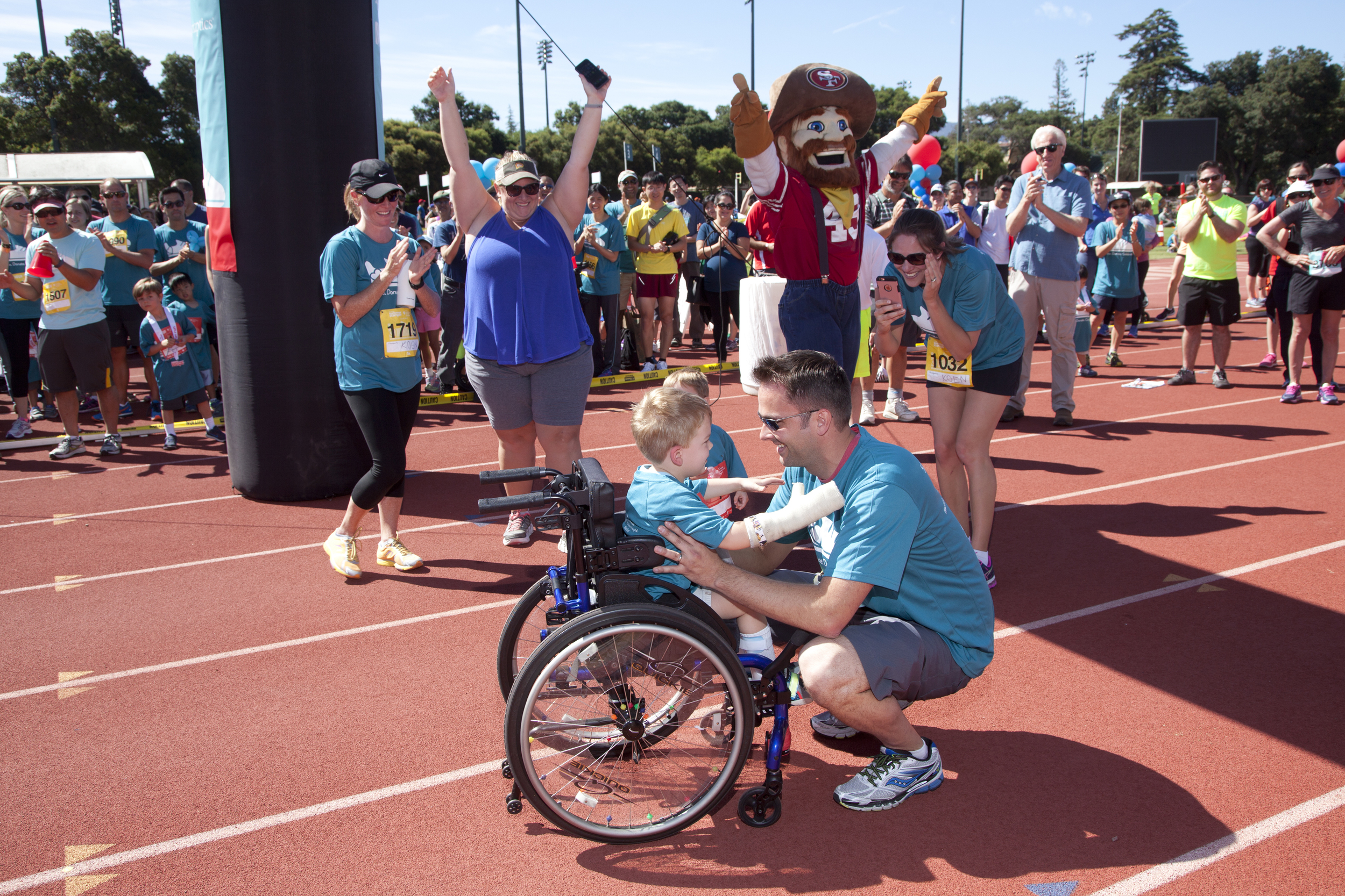 Click to view and download all kids' fun run photos .