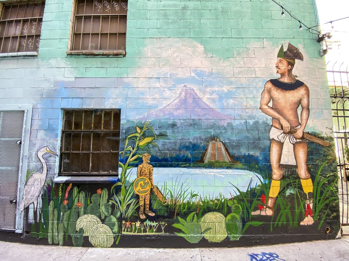 サンタアナ】古い町並みと路地のウォールアート（壁画）で個性的な 