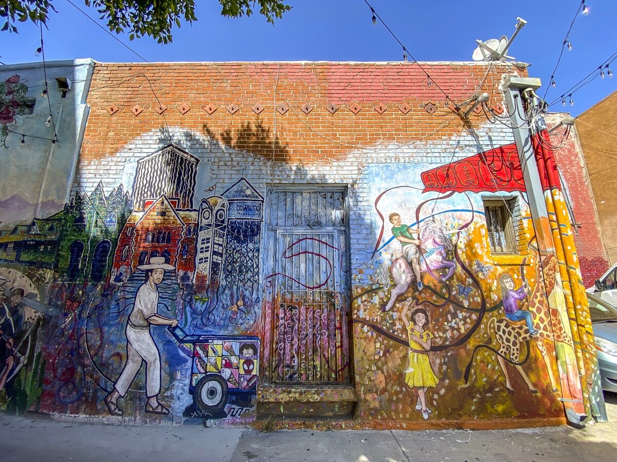 サンタアナ】古い町並みと路地のウォールアート（壁画）で個性的な 