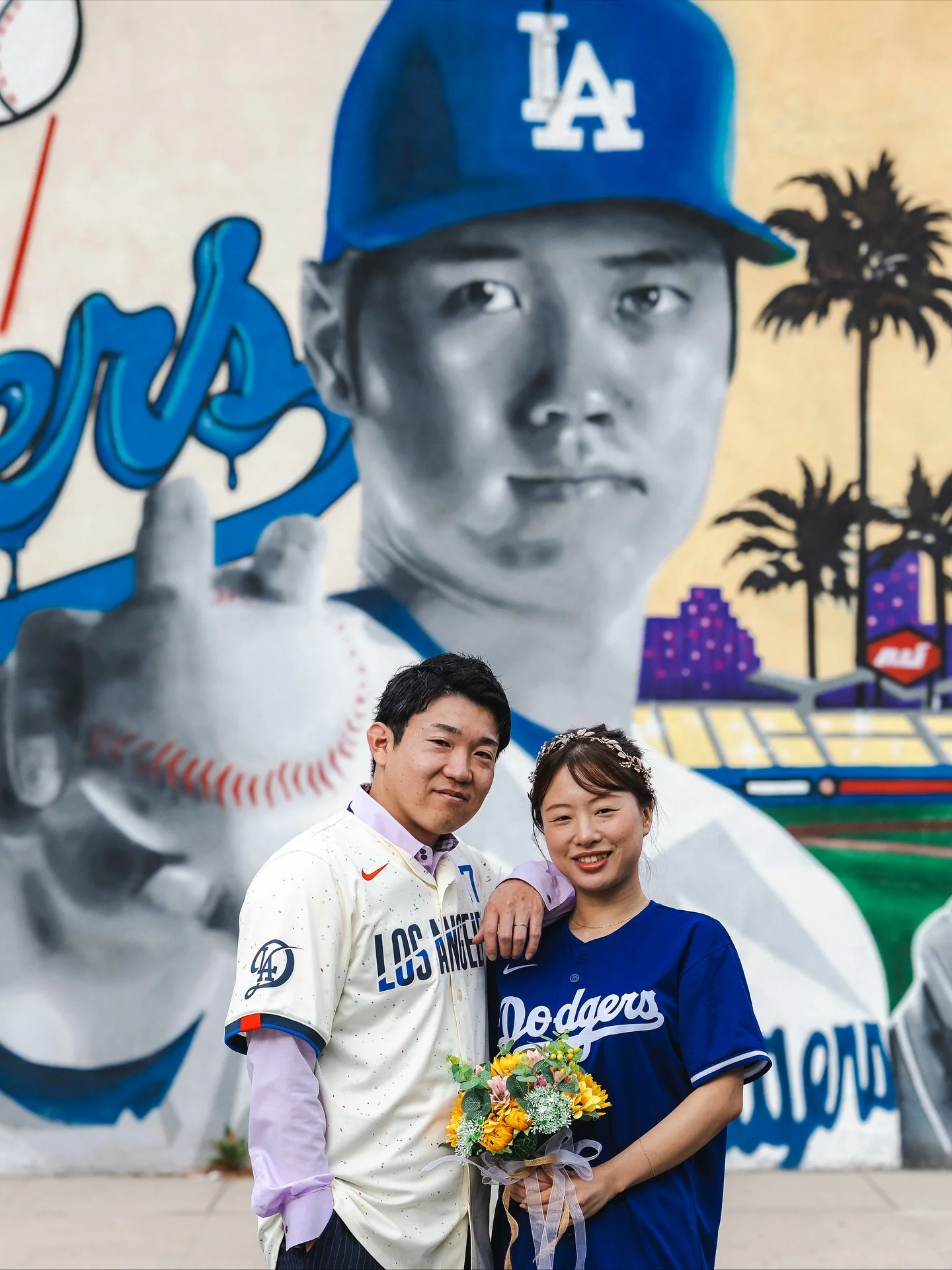 オオタニサン〜⚾️
もはやロサンゼルスの顔ですね。
奥さまは小柄でキュートタイプ🩷。
ご主人は野球経験者。
投げるフォーム見せていただきましたが、やっぱり決まってるんですよ。
その写真はまた今度。
おふたりには素敵な撮影をさせていただきました。
ありがとうございました。
- - - - - -
「ロサンゼルスで前撮りをしてみたい!」
その想いを叶えるために、2018年からこの相談会を開催しています。毎年多くのご夫婦がご参加くださり、この会を機に撮影を決められた方は安心してロサンゼルス