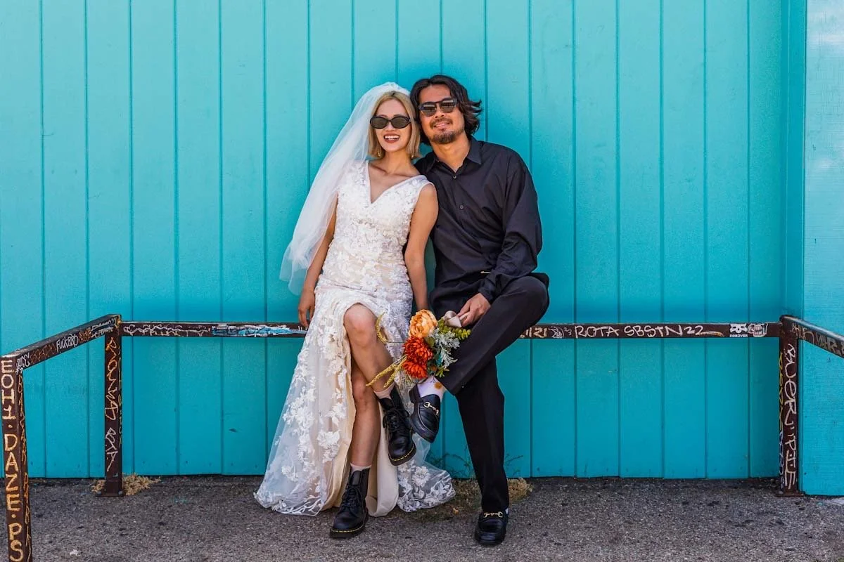 アボットキニーの前撮りでグリーンの壁をバックに微笑む新郎新婦