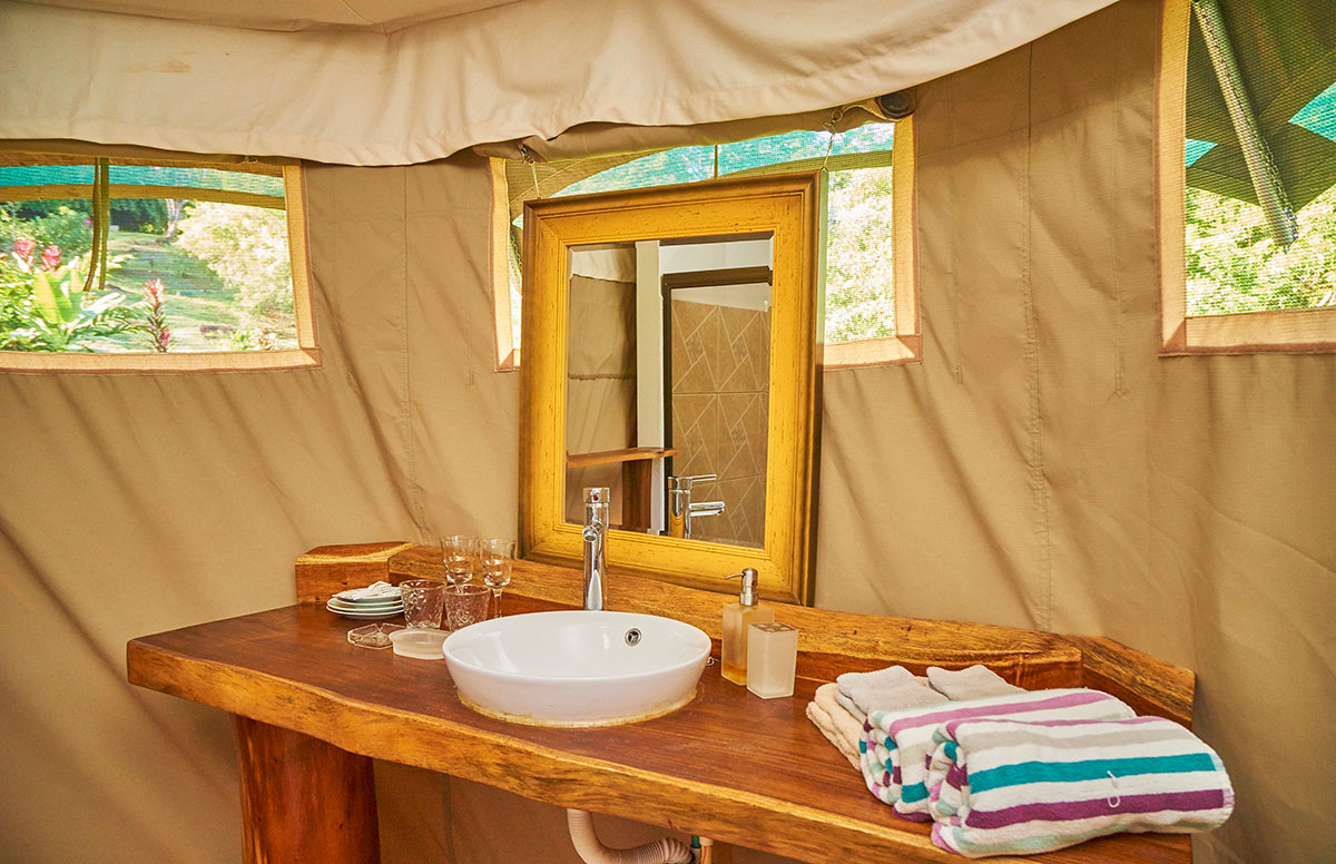 manoas-luxury-camping-glamping-carpas-bathroom.jpg