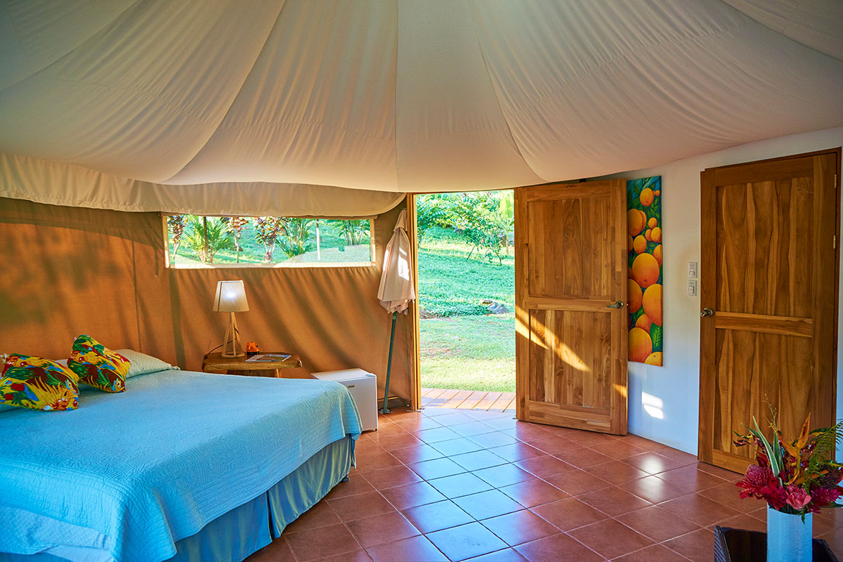 manoas-luxury-camping-glamping-carpas-bedroom.jpg