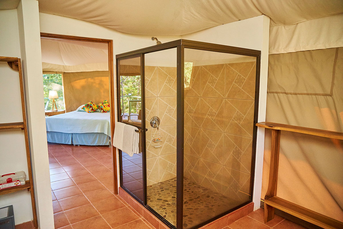 manoas-luxury-camping-glamping-carpas-shower.jpg