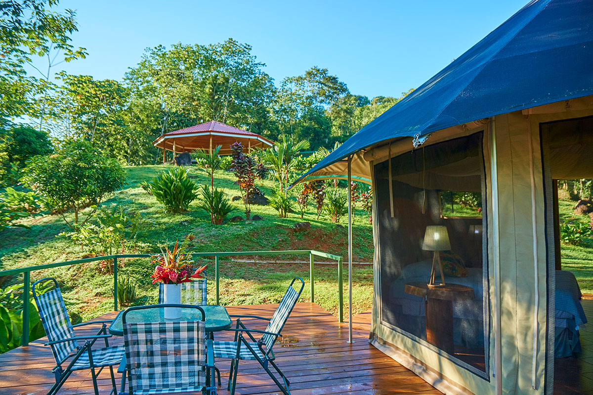 manoas-luxury-camping-glamping-carpas-yoga.jpg