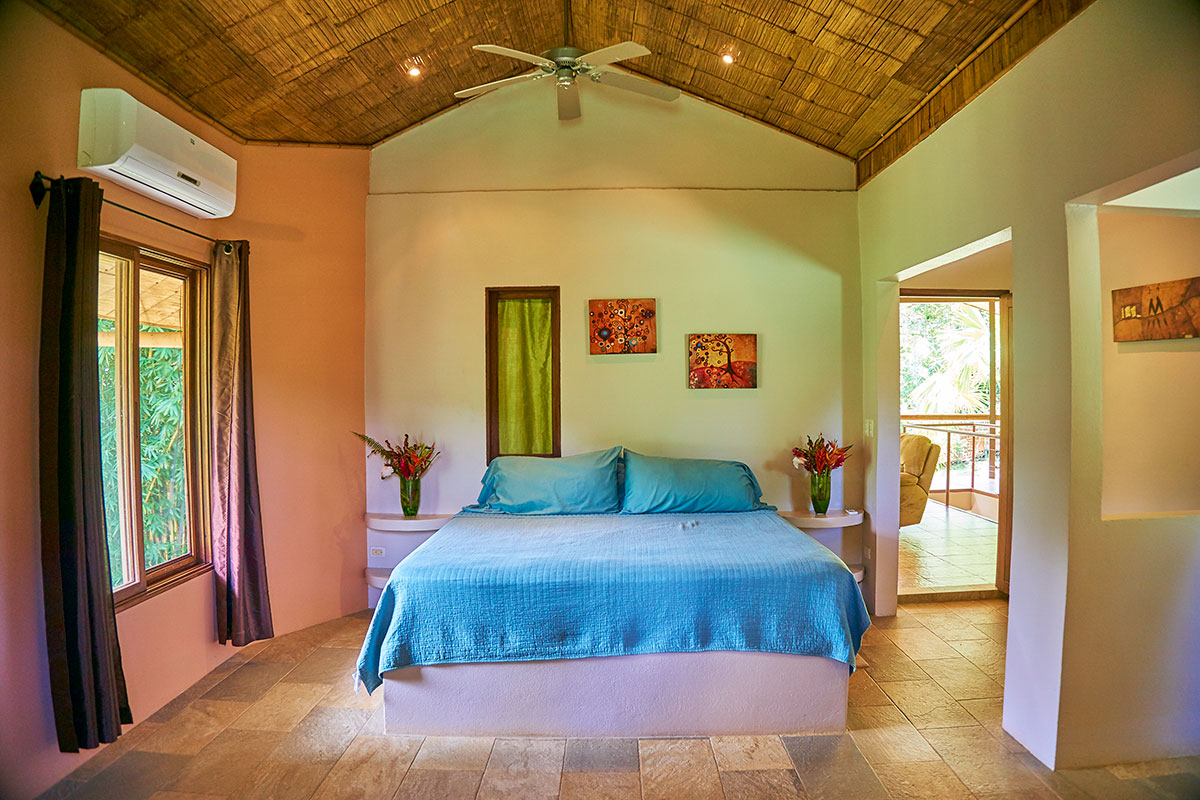 manoas-luxury-villas-casa-rio-bedroom-up.jpg