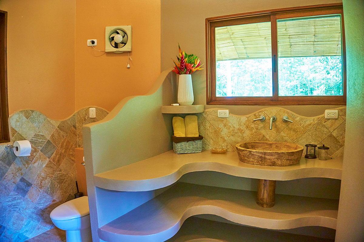 manoas-luxury-villas-casa-rio-bathroom-3.jpg
