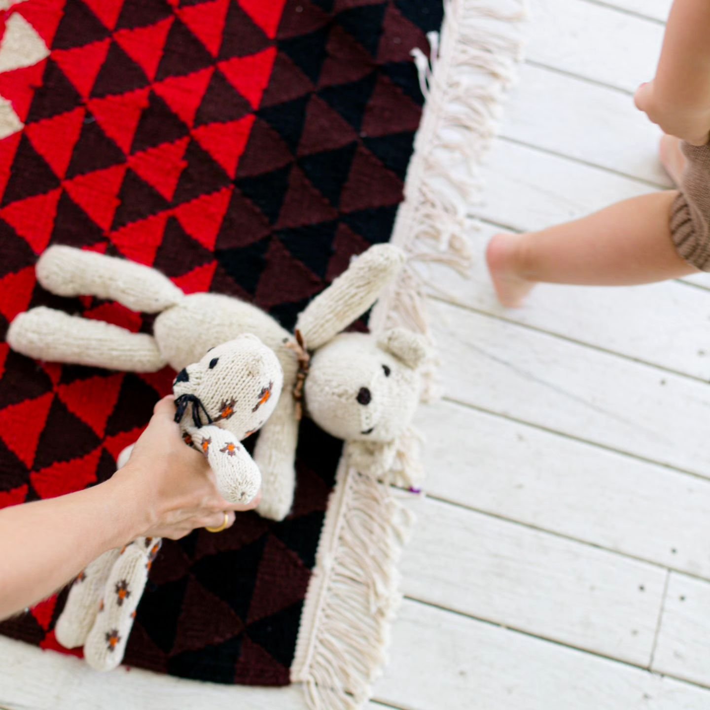 Picking up the kids toys from the floor never looked so good!
Pictured here by the wonderful @debibrettphotography our small cream ditsy bear in homespun wool and the organic cotton spider leopard 🩷

#kenanadownunder
#kenanaknitters
#changinglivesst