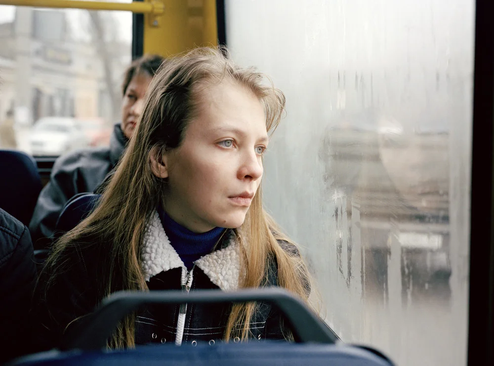 Natascha, 23, im Trolleybus nach dem Besuch bei ihren Kindern im Waisenhaus. Sie hat sich bei der Arbeit als Prostituierte, wozu ihr Ex-Mann sie gezwungen hat, mit Aids infiziert. Ihre beiden Kinder leben im Waisenhaus seit sie nach einer Syphillis-Infektion Probleme mit ihren Beinen hat. Sie versucht jdeoch ihr bestes wieder laufen zu lernen. Der erste HIV-Fall in der Ukraine wurde 1987 bekannt. Mitte der 90er Jahre kam es zu einem rasanten Anstieg der Neuinfektionen, der bis heute keine Zeichen des Nachlassens zeigt. Der intravenöse Drogengebrauch ist einer der Schlüsselfaktoren für die Epidemie in der Ukraine, doch mittlerweile ist der Virus von den Randgruppen der Drogennutzer und Prostituierten in die allgemeine Bevölkerung vorgedrungen. Trotz Präventionsbemühungen und Aufklärung gehört die Ukraine noch immer weltweit zu den Staaten, in denen sich Aids am schnellsten ausbreitet. Natascha,23, HIV-positive sitting in a trolleybus in Odessa/Ukraine. She is coming back from the orphanage, where her children are living, since she got problems with her legs after having syphillis. The first HIV case in the Ukraine admits 1987. In the middle of the 1990s there was a aprubt rise of new infections, which till today doesn't show any indications of leaving. The disease initially spread through intravenous drug users and sex workers in the southern parts of the country. Today HIV/AIDS can now be found in the normal population and in all of Ukraine's regions. Despite stepped up efforts to fight the disease, Ukraine has one of the fastest growing HIV infection rates in the world. 2006 © Andrea Diefenbach / Agentur Focus