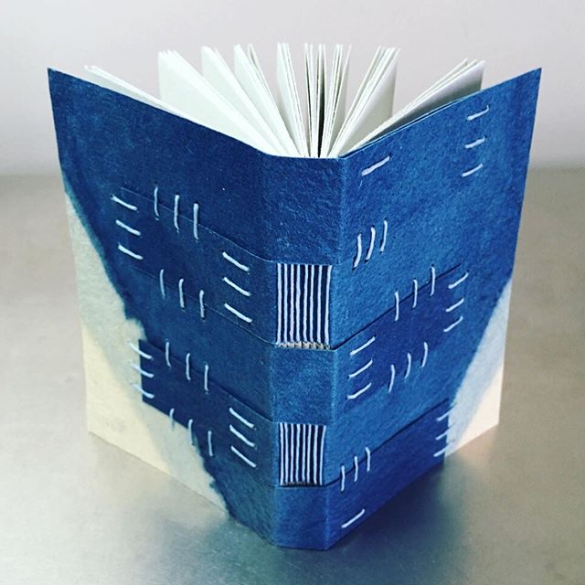 I've been having a blast teaching my Miniature Exposed-Spine Bindings class at @watkinscommunityeducation this semester. So far, students have made five variations of the longstitch binding, and tonight we're moving on to the crossed-structure bindin