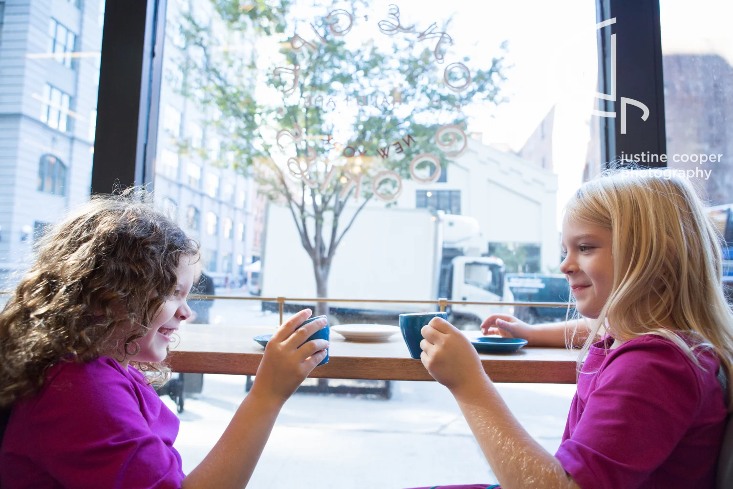 girls in cafe