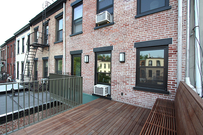 Historic District Deck , Park Slope Brooklyn - Deck with Bench