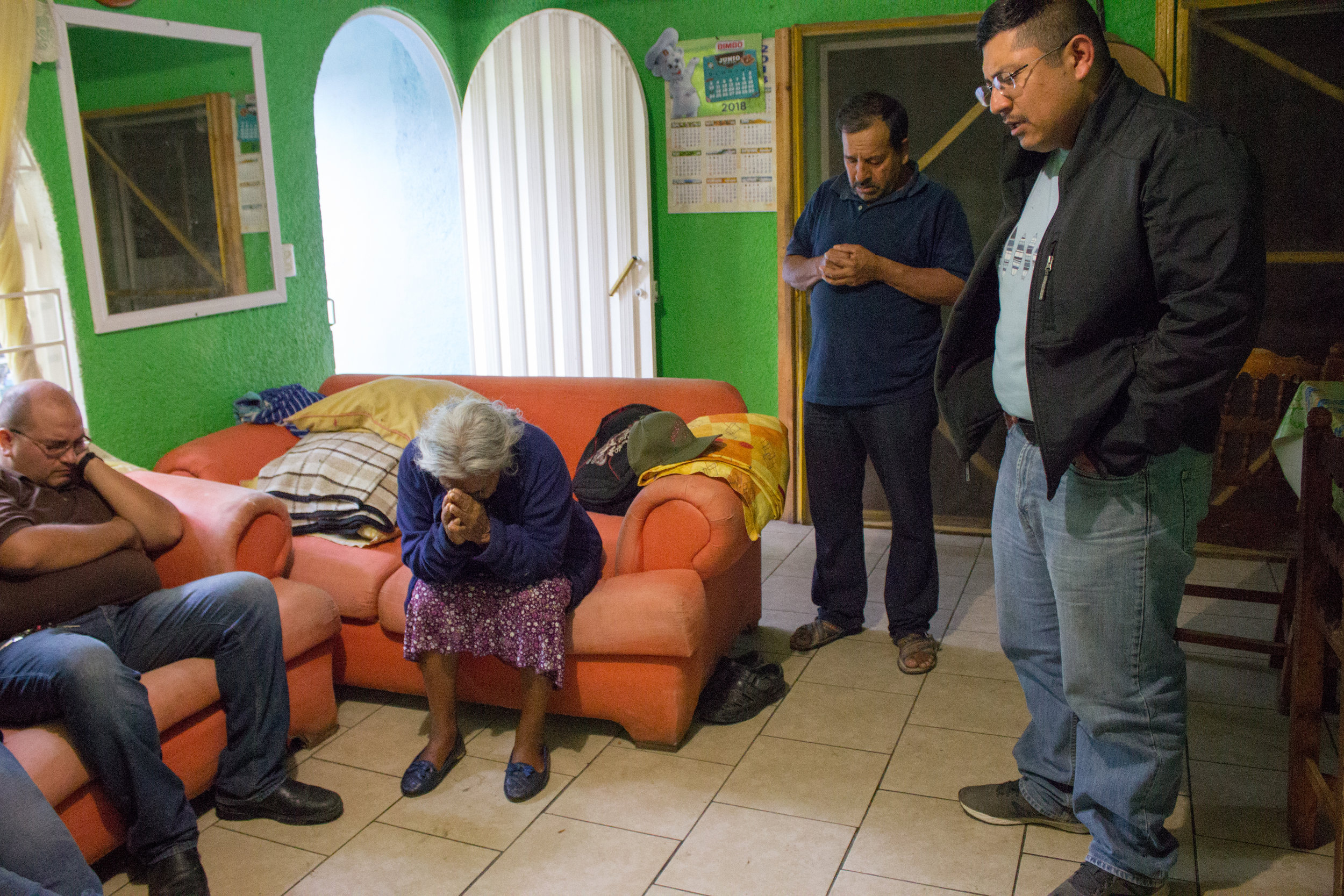  Not long after landing in Oaxaca City on June 25, we drove to the home of Junior’s relatives. His aunt was in the hospital throughout our visit. Here, the family prays before Junior’s uncle takes food to the hospital for the staff there. 