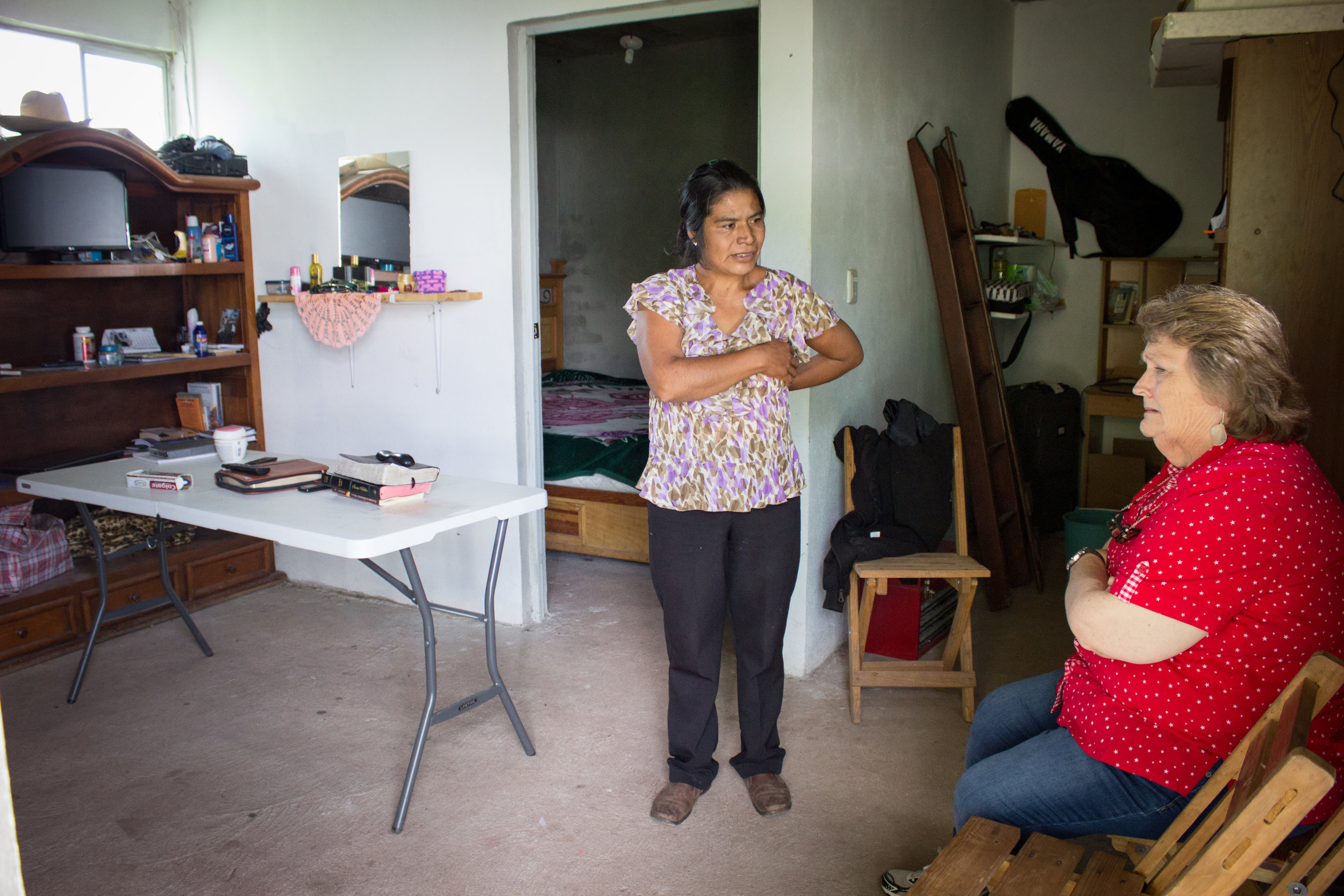 Nati shares with Ilene some of the health concerns she and her family encountered. They all have a mysterious rash that Ilene will try to diagnose.