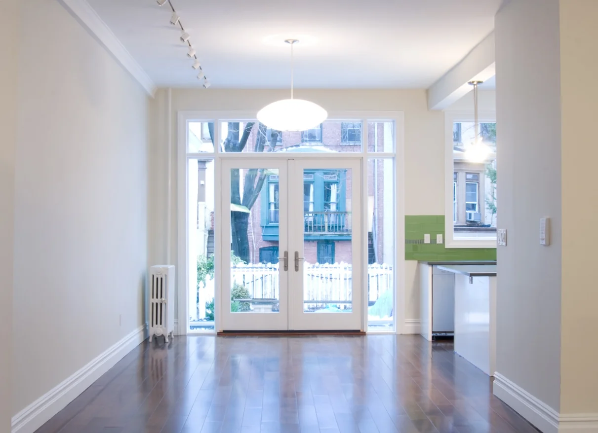Increased ventilation of the living room was made possible by taking down the walls; we also created an air passage for the entire first floor through the implementation of bay windows in the front and French doors in the back.