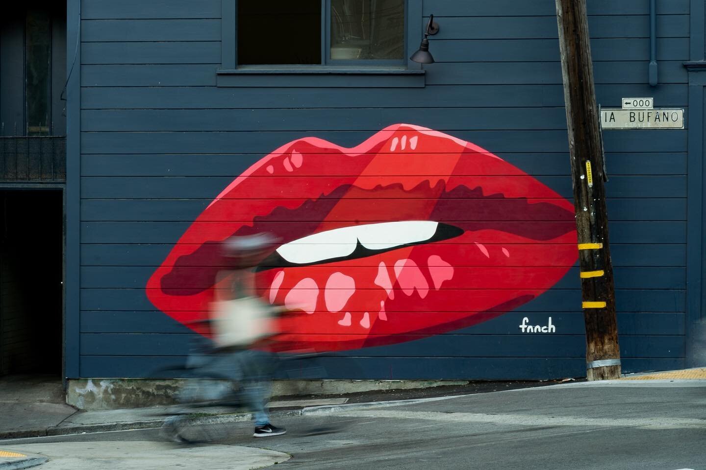 Kiss Kiss (San Francisco).
.
📸 @sonyalpha &amp; @zeisscameralenses Batis.
#valentines #valentinesday #valentinesday2021 #sanfrancisco #sanfran #sonyalpha #sonyalphasclub #zeisslens #zeisslenses #zeissbatis #traveller
