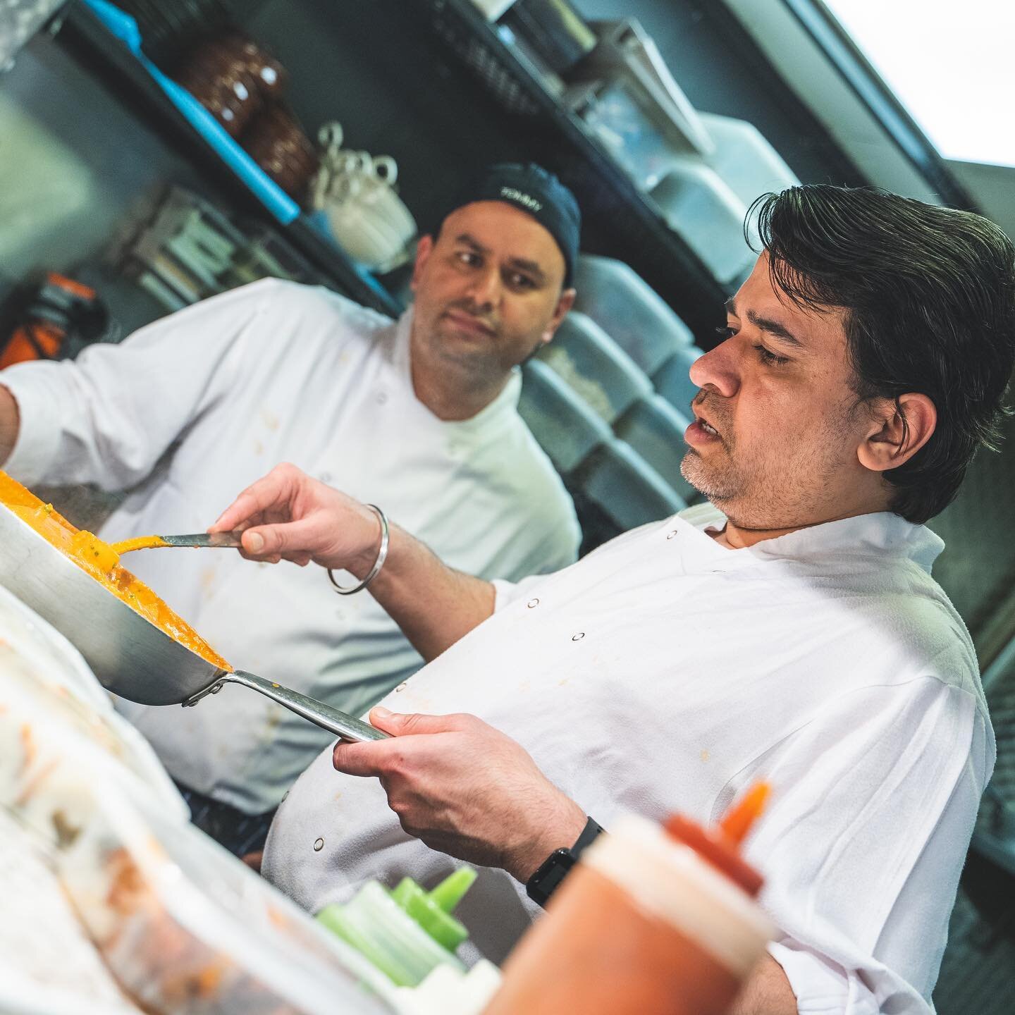 Michelin and AA rosette recommended authentic Indian restaurant @dastaan447 behind the scenes. Prep for a video production underway. A flavour and dining experience like no other, pleasure watching the chefs at work.
.
.
.
@epsomliving @thatsurreylif