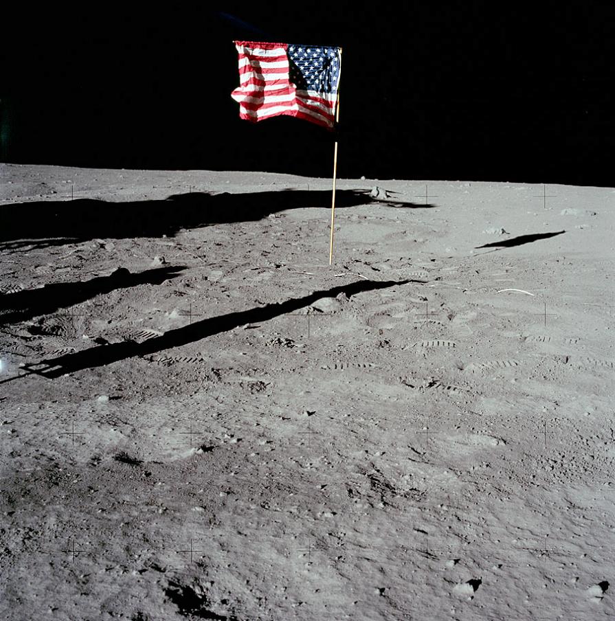 021-apollo-11-AS11-40-5905-fahne-in-bildmitte-o-sucher-unmoeglich.jpg