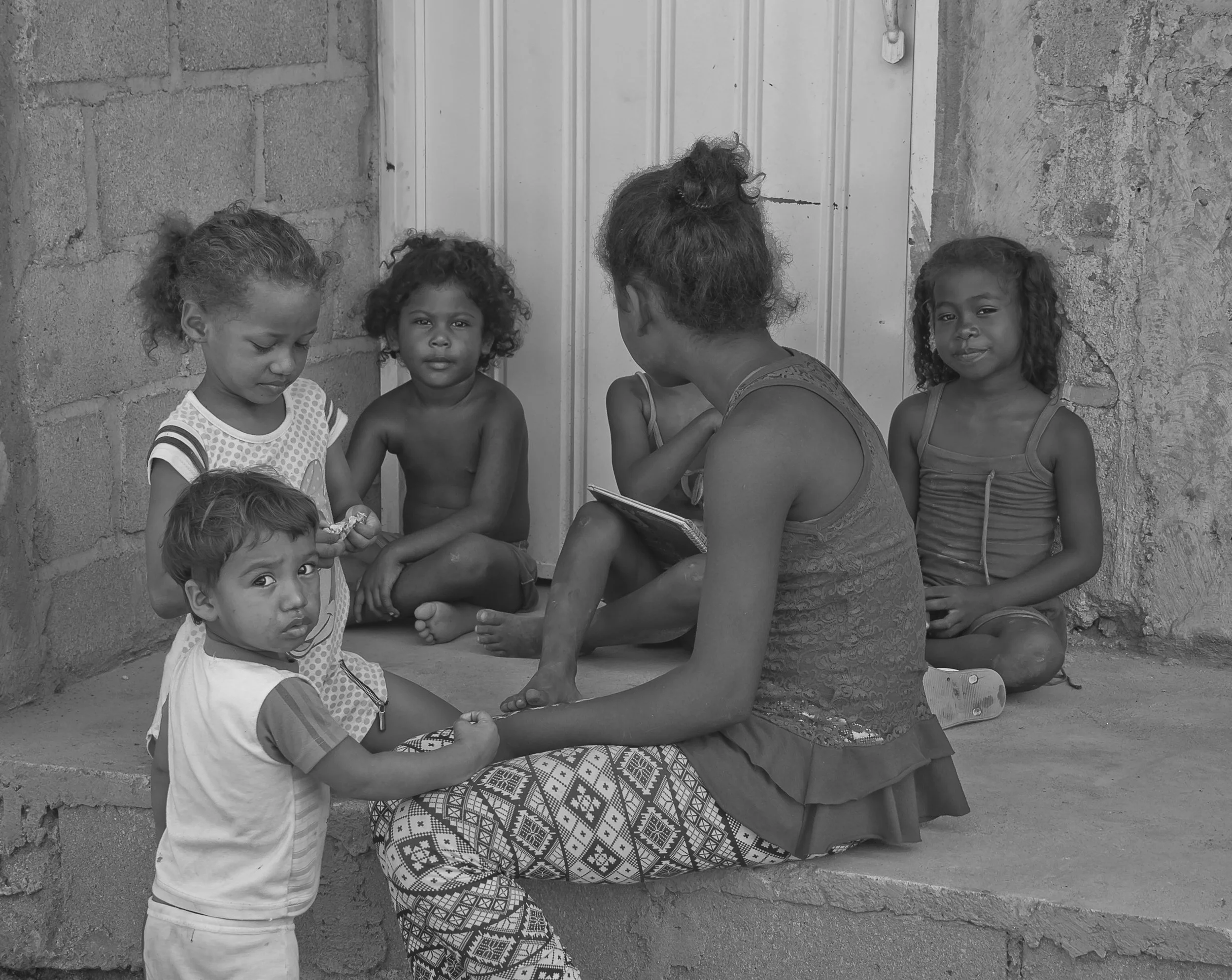 This is how good actions by young people promote peace by helping children to study, and to use their time doing meaningful activities to the community. They are even sometimes giving advices and promoting good habits. Here a young girl takes care of the kids while their parents are working.