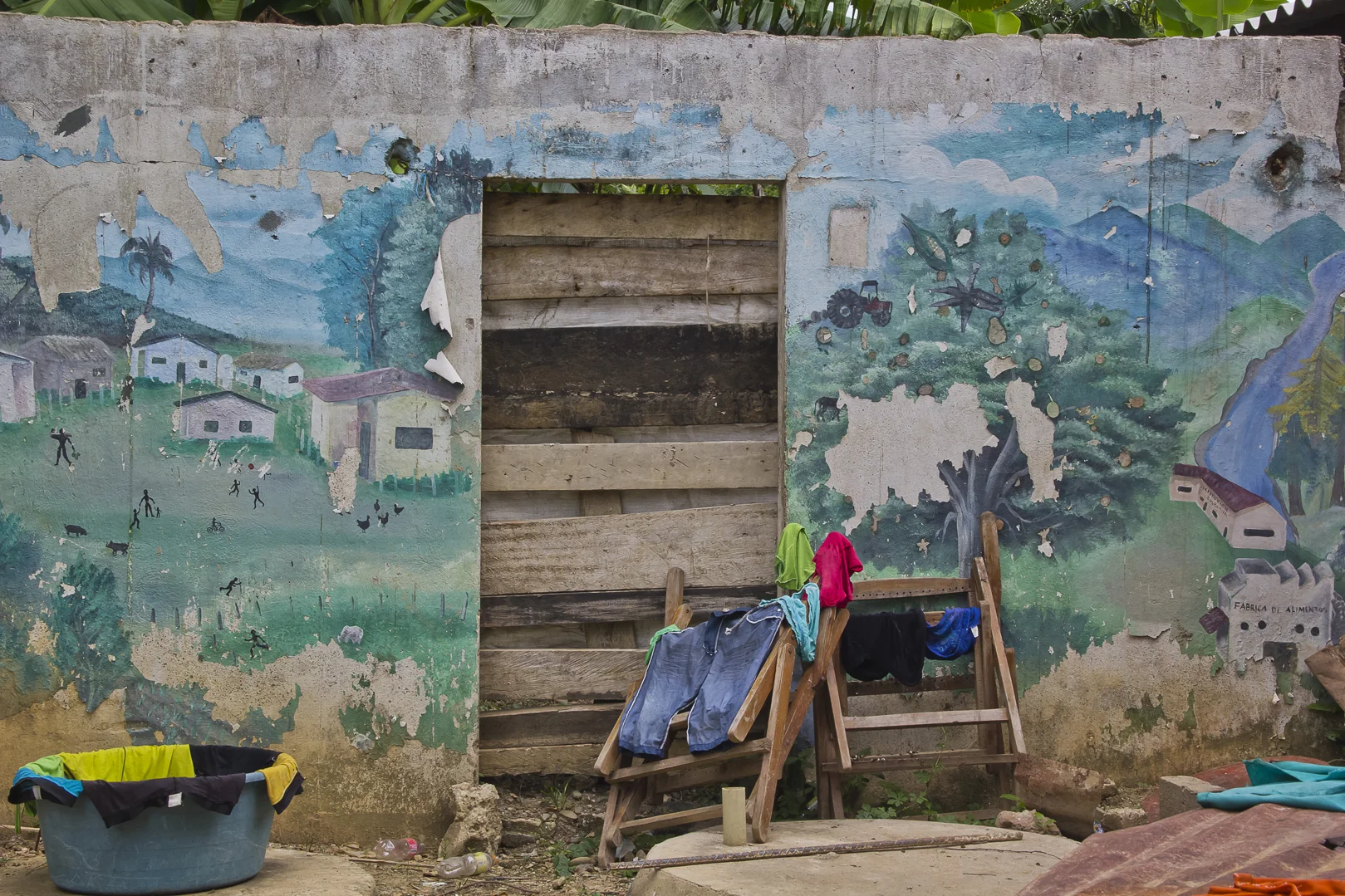 This image shows that this space was at a given point in time a children’s room. The same space was used to create a mural that served as inspiration for one of the weaved pieces.