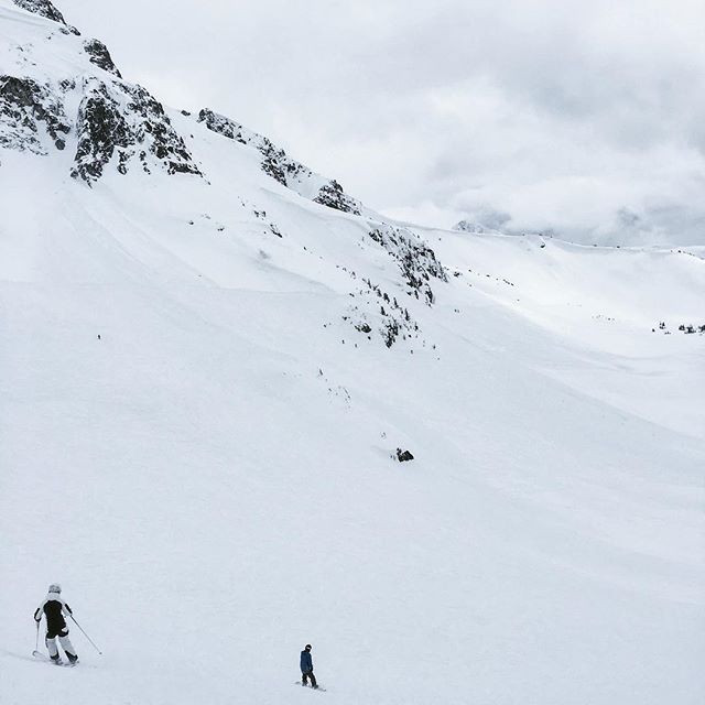 Epic day on the mountain with @kriskereluk @drc12 @mikeworboys @carolinereimer @digicock
#skiing #snowboarding #whistler #blackcomb #mountain #beautiful #britishcolumbia