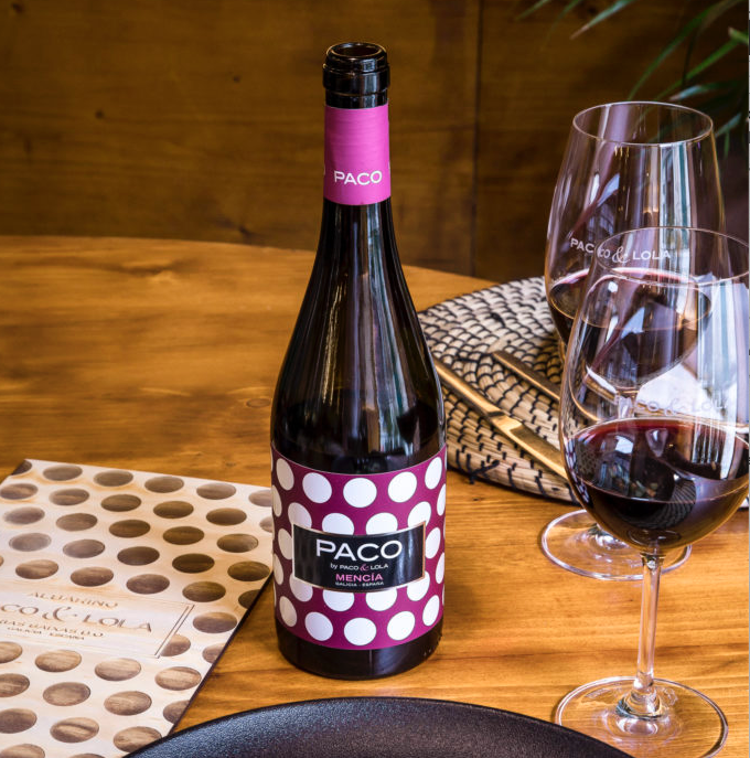 Paco Mencía de Paco y Lola con medalla de oro