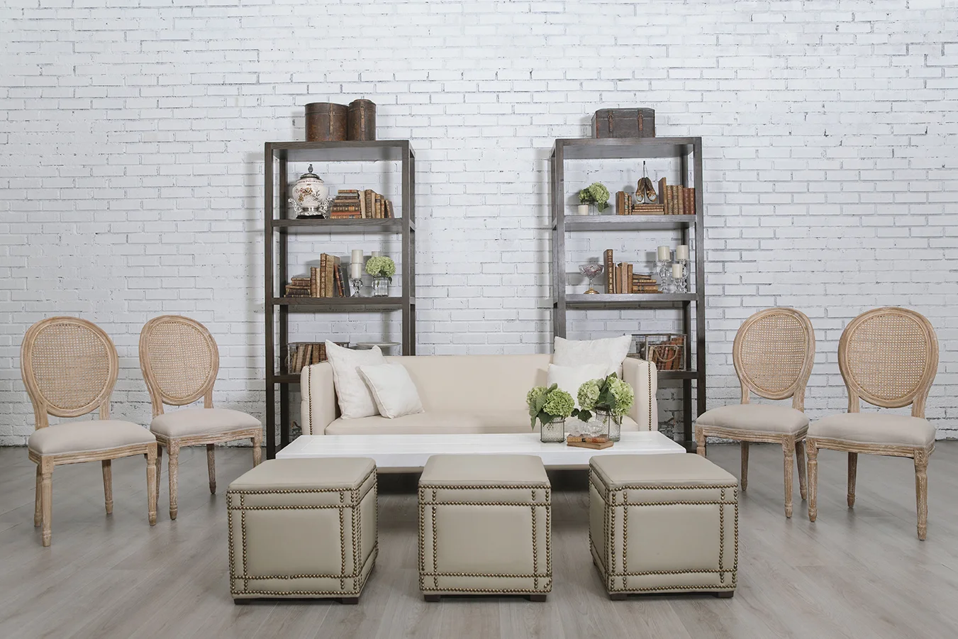 _Silla Carlota _Sofa Capitoneado Blanco _Mesa de Sala Blanca _Taburetes Miel