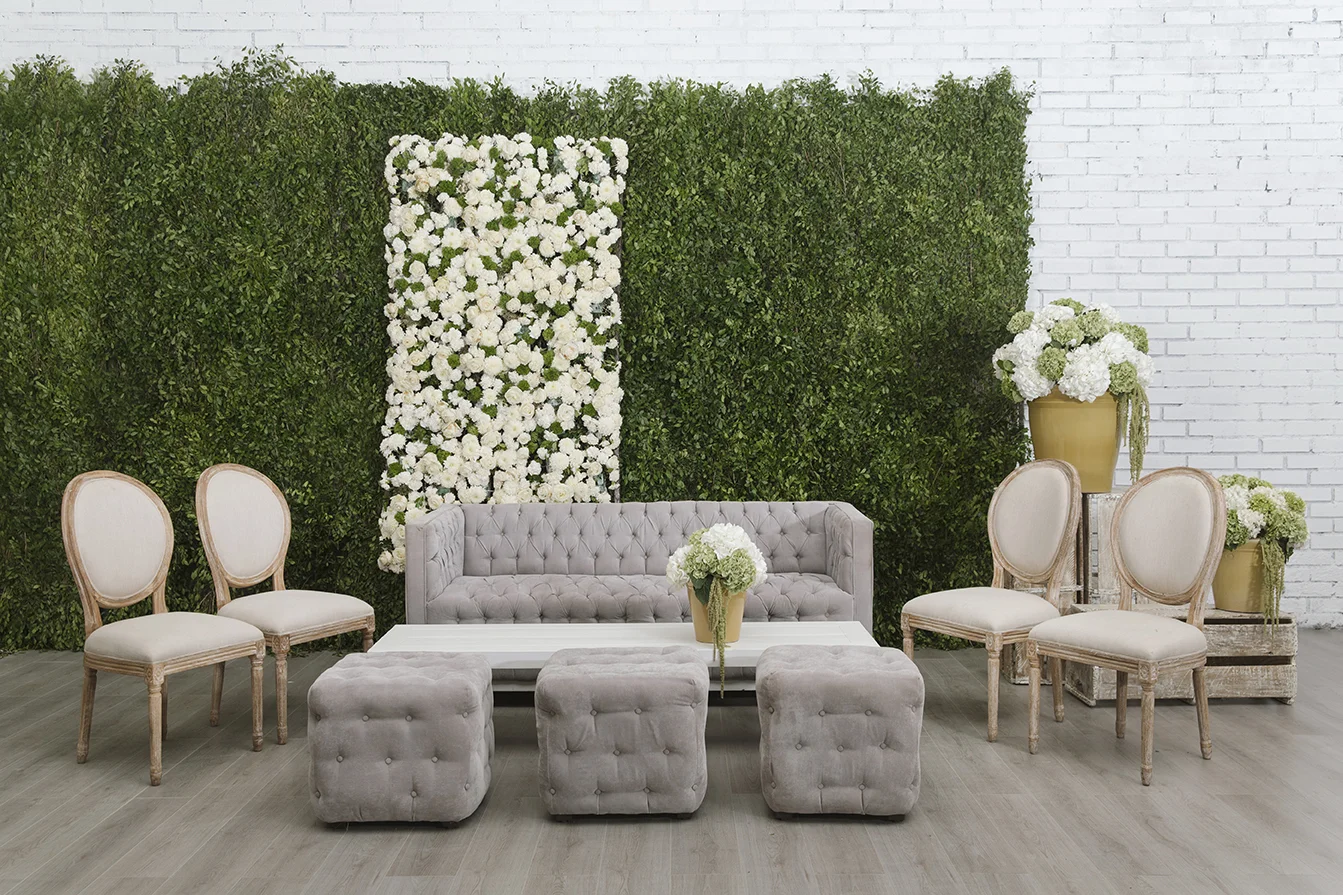 _Silla Louis XV _Sofa Capitoneado Gris _Mesa de Sala Blanca _Taburete Capitoneado Gris