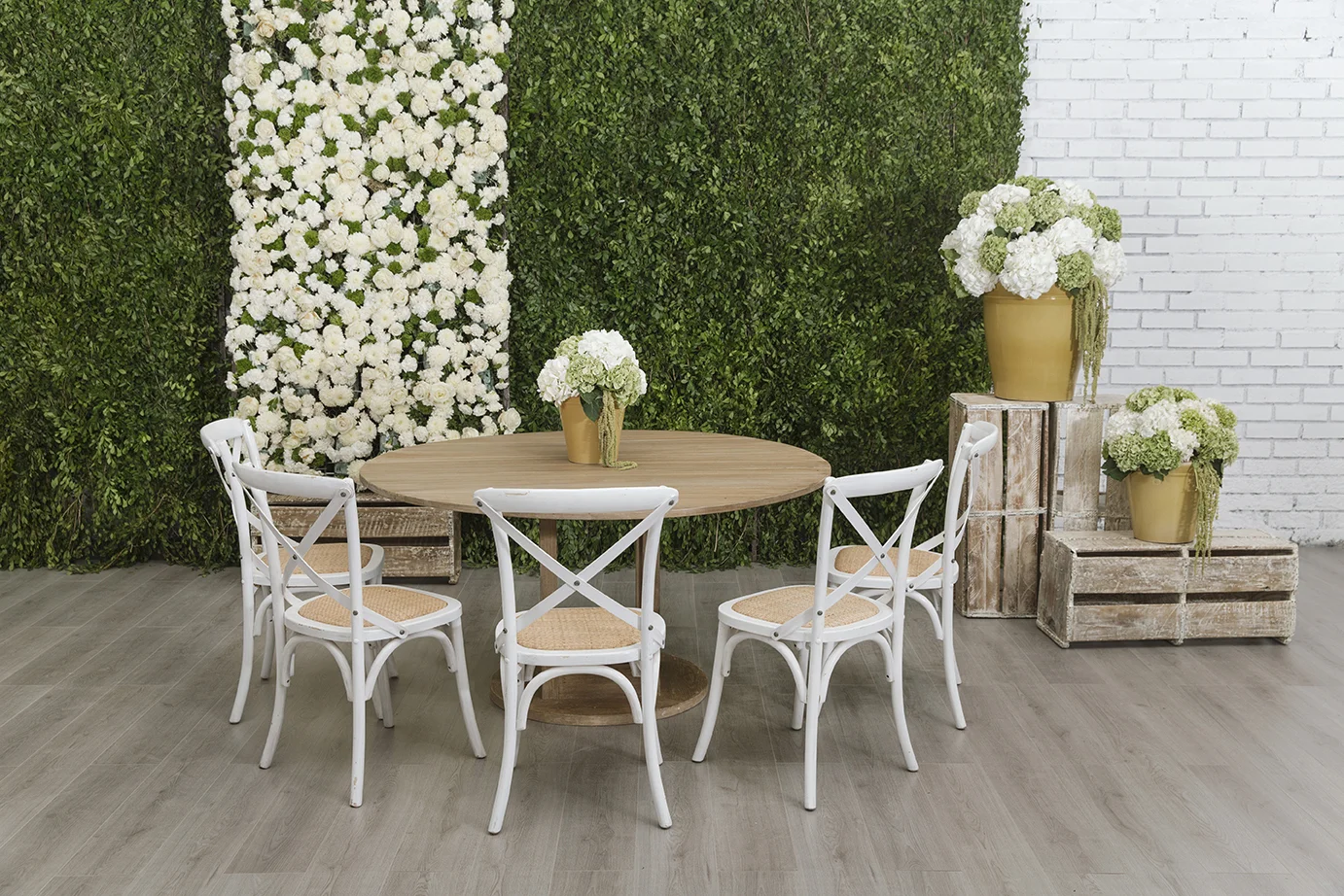 _Silla Crossback Blanca _Mesa Redonda Miel