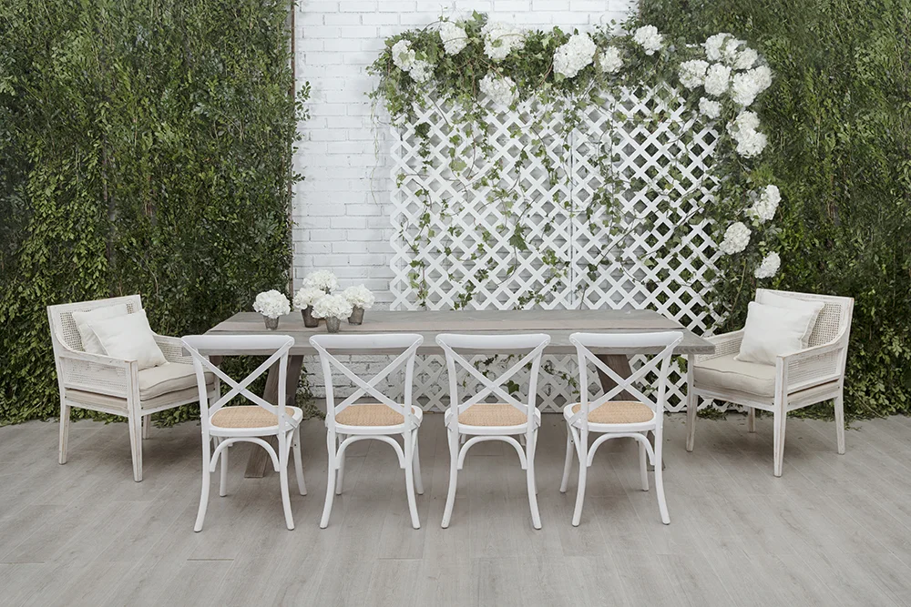 _Mesa Rectangular Gris _Sillón Napa Cuadrado _Silla Crossback Blanca