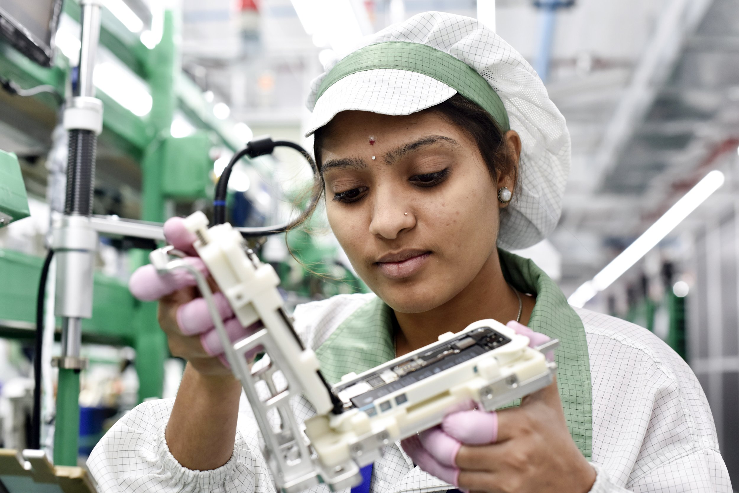  Bengaluru, India.  Worker on iPhone assembly line 