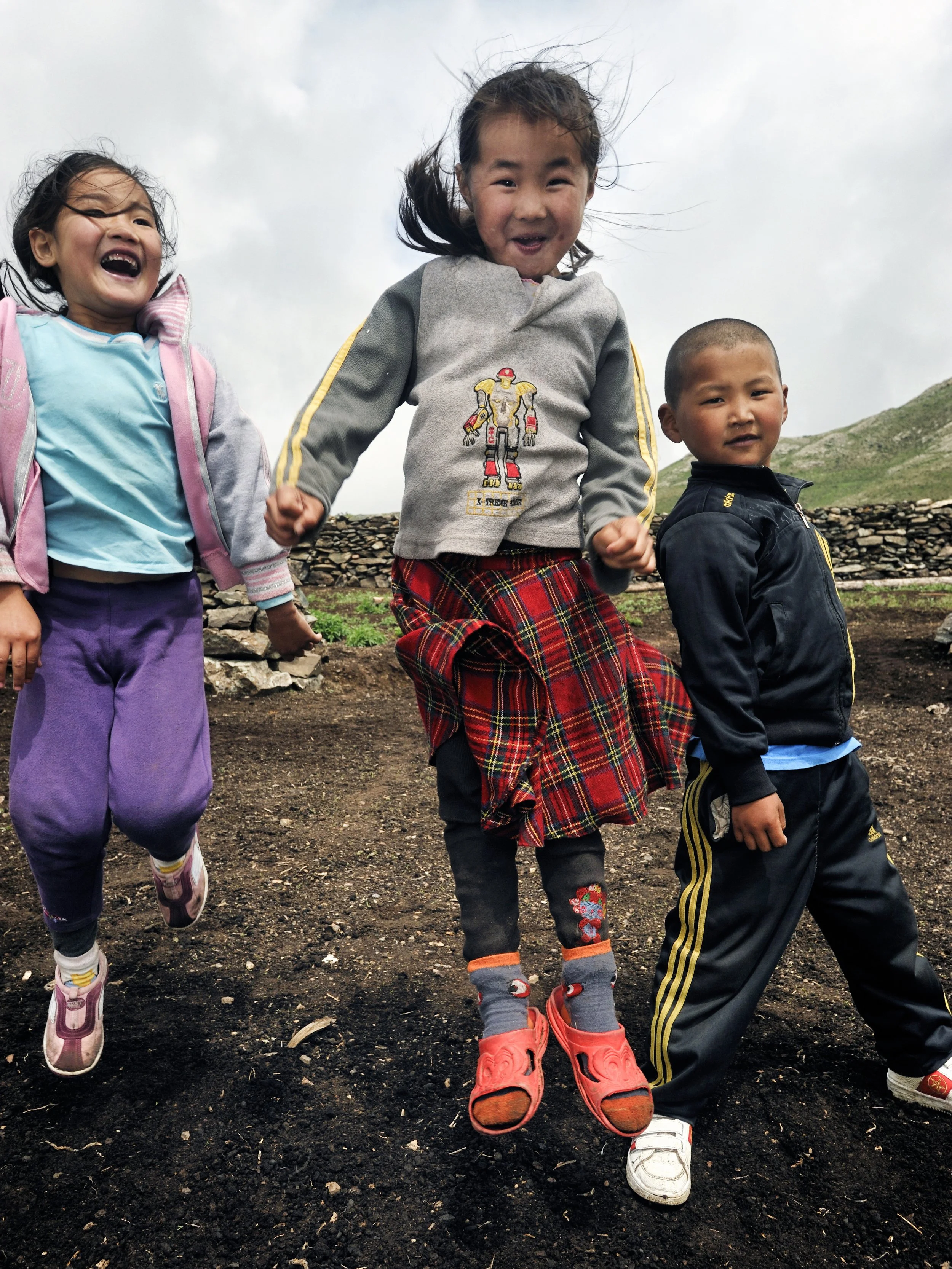  National Geographic.  Nomad children.  Ulaanbaatar, Mongolia 