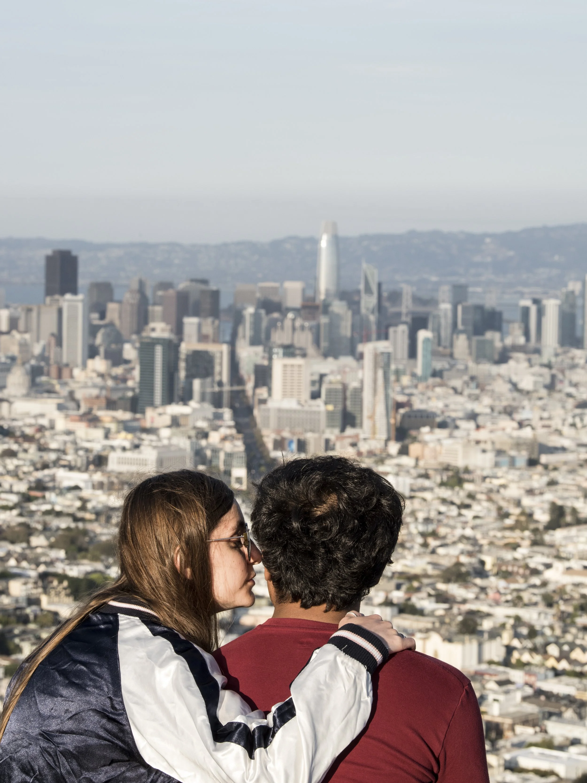  Harper’s.  Couple enjoys city view from Twin Peaks.  San Francisco, California, USA 
