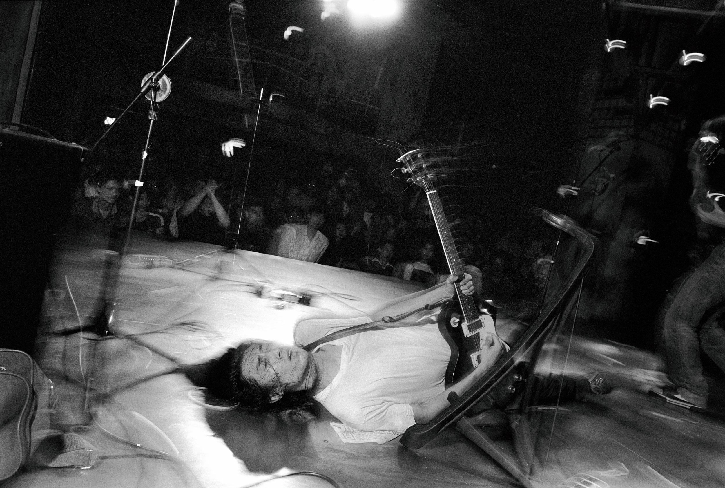  Kunming, 1998.  Rocker Xie Tianxiao plays a guitar solo in a show in a packed bar 