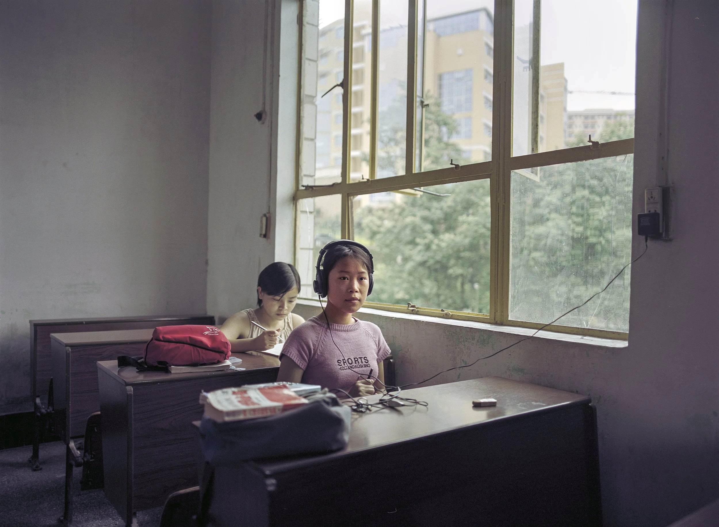  Fuling, 2003.  Student listens to English tapes in a college classroom 