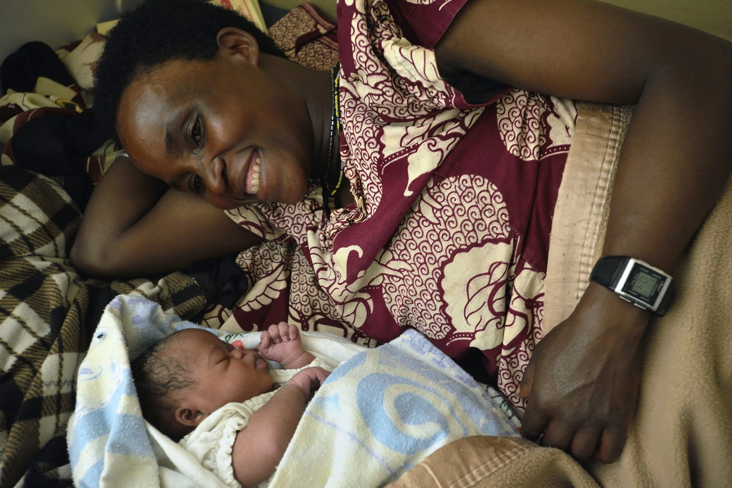  World Health Organization.  Mother and newborn baby in post-natal ward. Kinigi, Rwanda 